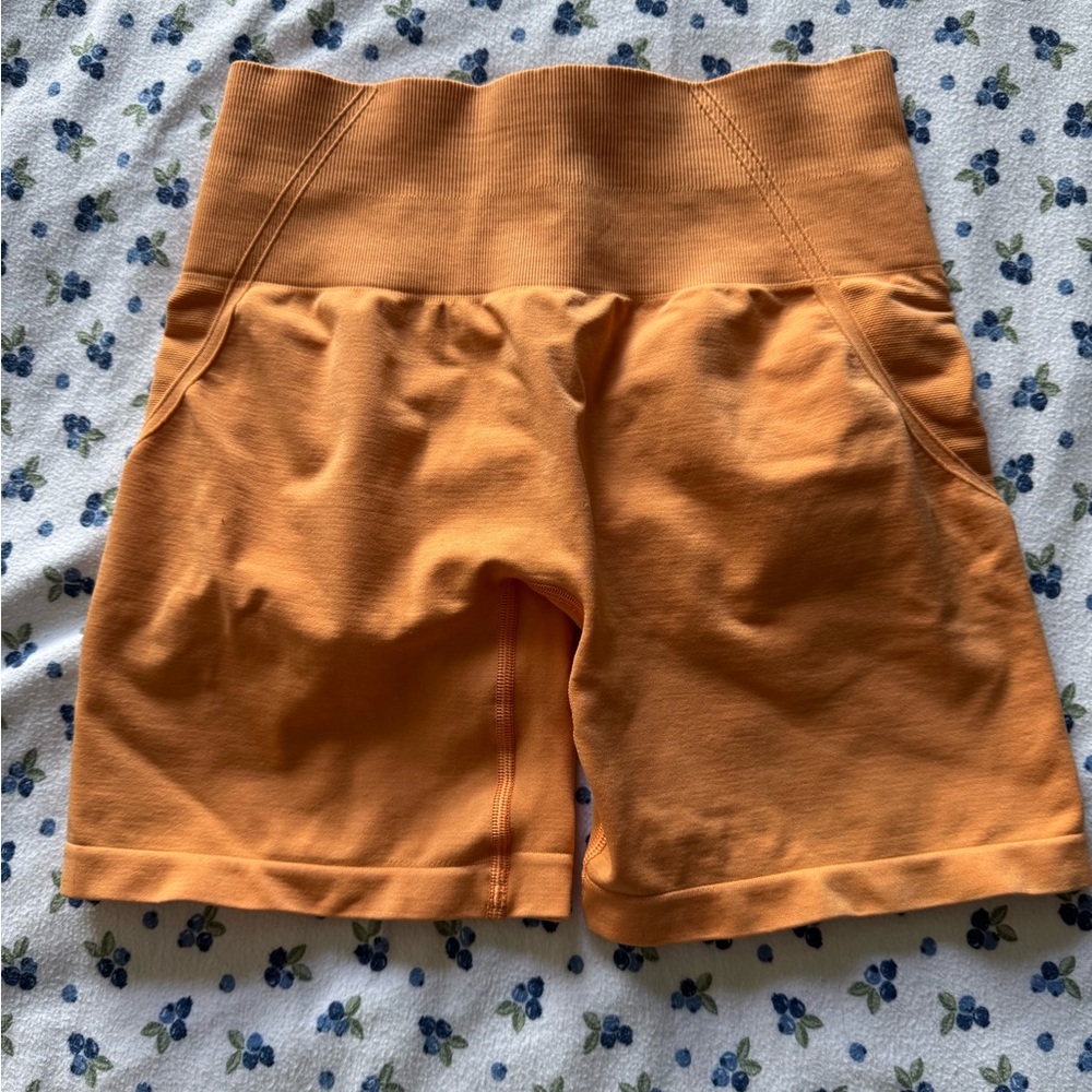 Oner effortless orange shorts (M)